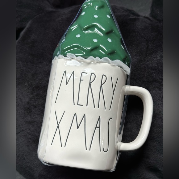 NWT Rae Dunn Merry Xmas Coffee Mug With Christmas Tree Lid Topper - Picture 4 of 5